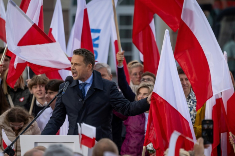 Le candidat pro-UE à la présidentielle et maire de Varsovie, Rafal Trzaskowski, lors d'nn meeting électoral à Skierniewice, le 16 mai 2025 en Pologne ( AFP / Wojtek RADWANSKI )
