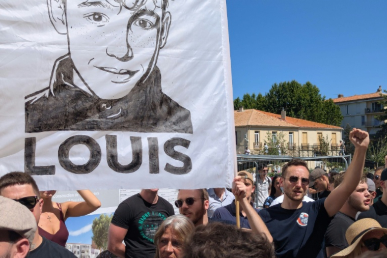 Défilé en mémoire de Louis, un adolescent de 17 ans battu à mort fin juin dans un guet-apens, le 5 juillet 2026 à Narbonne ( AFP / Valentin GRAFF )