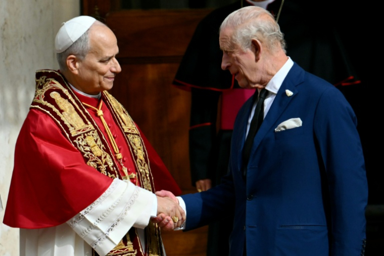 Le pape Léon XIV et le roi Charles III dans la cour de San Damaso lors d'une visite d'État au Vatican, le 23 octobre 2025 ( AFP / Alberto PIZZOLI )