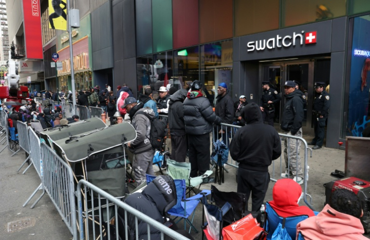 Des personnes campent devant une boutique Swatch à Time Square pour la sortie de la montre Audemars Piguet Swatch "Royal Pop", le 16 mai 2026 à New York ( AFP / TIMOTHY A. CLARY )