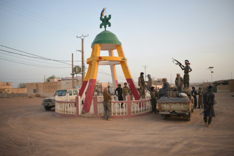 Des rebelles touareg du Front de libération de l'Azawad (FLA) sont rassemblés sur un rond-point à Kidal, dans le nord du Mali, le 26 avril 2026 ( AFP / abdollah Ag Mohamed )