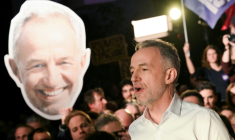 Le candidat de l'union de la gauche hors LFI à Paris, Emmanuel Grégoire, en meeting à La Bellevilloise, dans la capitale, le 14 janvier 2026 ( AFP / Martin LELIEVRE )