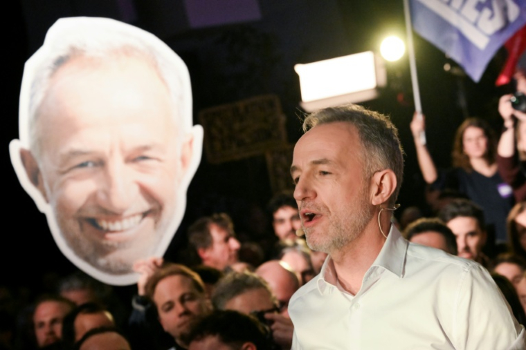 Le candidat de l'union de la gauche hors LFI à Paris, Emmanuel Grégoire, en meeting à La Bellevilloise, dans la capitale, le 14 janvier 2026 ( AFP / Martin LELIEVRE )
