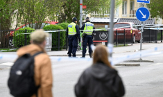 Des passants observent des policiers travaillant sur les lieux d'une fusillade meurtrière à Uppsala (Suède), le 30 avril 2025 ( TT NEWS AGENCY / Fredrik SANDBERG )