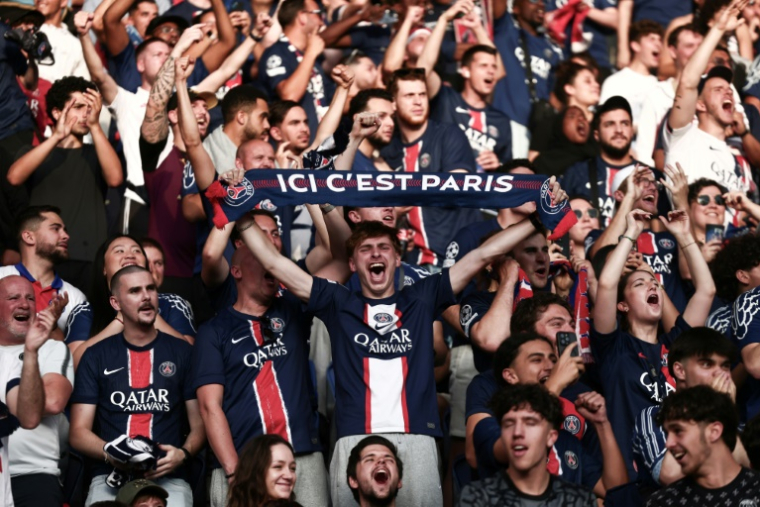 Un supporter du Paris Saint-Germain (PSG) brandit une écharpe en soutien pour le club au Parc des Princes à Paris avant la finale de la Ligue des Champions entre le PSG et l'Inter de Milan jouée à Munich (Allemagne) le 31 mai 2025. ( AFP / Thibaud MORITZ )