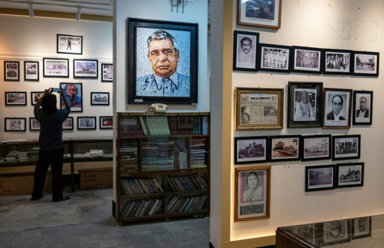 Des photos exposées au musée de la maison des étudiants de l'Université de Dacca, le 17 septembre 2026 au Bangladesh ( AFP / Salahuddin AHMED )