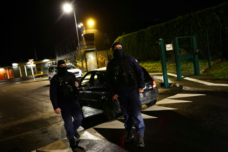 Des membres de l'équipe de sécurité de la prison devant le centre de détention de Vendin-le-Vieil, dans le Pas-de-Calais, le 24 novembre 2025 ( AFP / Sameer AL-DOUMY )
