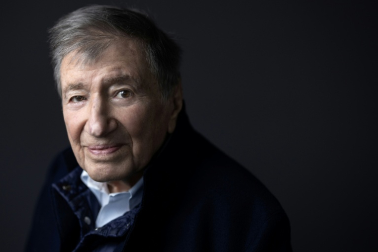 Le professuer Etienne-Emile Baulieu, dans son bureau de l'hopital Kremlin-Bicêtre (banlieue parisienne), le 17 mars 2023 ( AFP / JOEL SAGET )