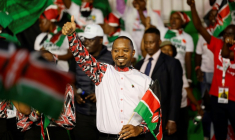 Le militant des droits huamins Boniface Mwangi salue ses partisans après avoir annoncé sa candidature à l'élection présidentielle, le 27 août 2025 à Nairobi, au Kenya  ( AFP / SIMON MAINA )