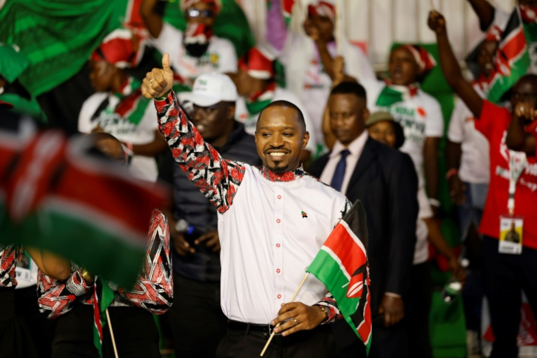 Le militant des droits huamins Boniface Mwangi salue ses partisans après avoir annoncé sa candidature à l'élection présidentielle, le 27 août 2025 à Nairobi, au Kenya  ( AFP / SIMON MAINA )