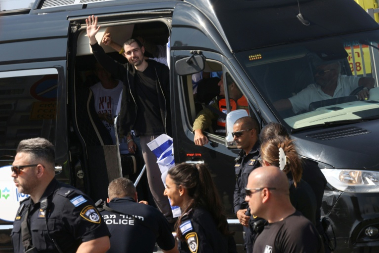 L'otage israélien Guy Gilboa Dalal à son arrivée au Rabin Medical Centre de Petah Tikva, peu après sa libération le 13 octobre 2025. ( AFP / GIL COHEN-MAGEN )