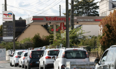 Véhicules faisant la queue pour prendre du carburant à une station-service TotalEnergies, le 17 septembre 2026 à Civray-de-Touraine (ouest de la France) ( AFP / Alain JOCARD )