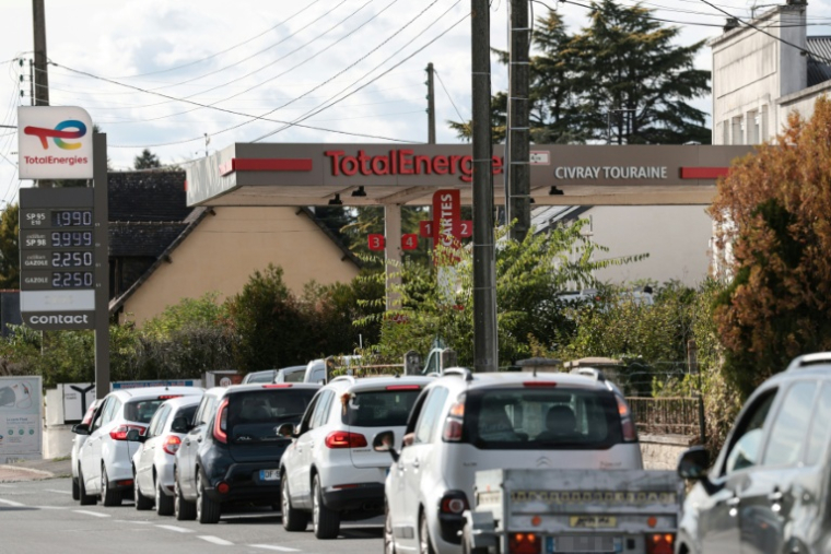Véhicules faisant la queue pour prendre du carburant à une station-service TotalEnergies, le 17 septembre 2026 à Civray-de-Touraine (ouest de la France) ( AFP / Alain JOCARD )