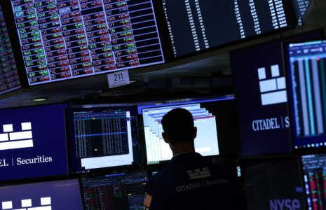 Un opérateur à la Bourse de New York, le 9 avril 2025. ( AFP / TIMOTHY A. CLARY )