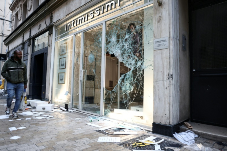 Des rues saccagées à Marseille le 18 octobre 2026 au lendemain de la journée de mobilisation nationale contre la "vie chère" ( AFP / Thibaud MORITZ )
