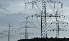 Des lignes électriques à haute tension et des pylônes électriques