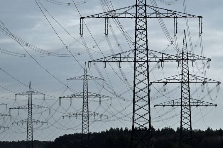 Des lignes électriques à haute tension et des pylônes électriques