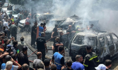 Des secouristes et des habitants sur le site d'une frappe aérienne israélienne qui a touché une voiture à Saïda, le 10 juin 2026 au Liban ( AFP / Mahmoud ZAYYAT )