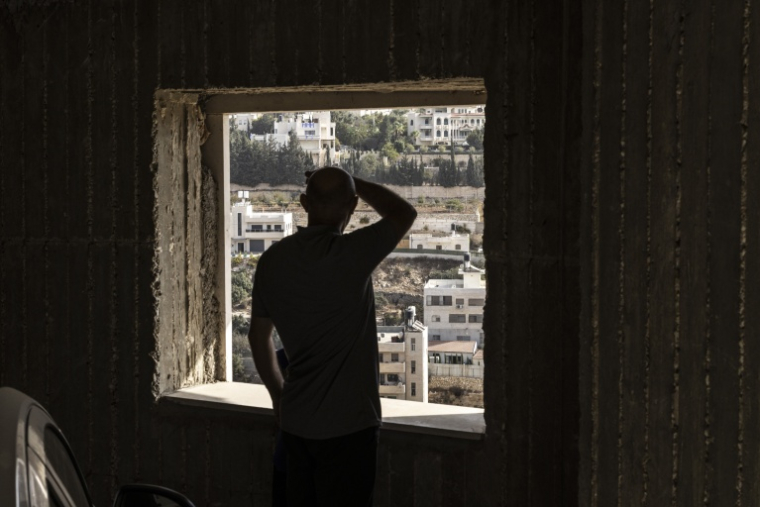 Un Palestinien observe des maisons vides après que l'armée israélienne a forcé les habitants à évacuer le quartier d'Ein Deir Baha, dans la ville occupée d'Hébron, en Cisjordanie, le 24 octobre 2026 ( AFP / JOHN WESSELS )