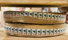 Deux meules de comté, au Salon de l'Agriculture à Paris, le 24 février 2025 ( AFP / Thibaud MORITZ )