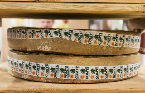 Deux meules de comté, au Salon de l'Agriculture à Paris, le 24 février 2025 ( AFP / Thibaud MORITZ )