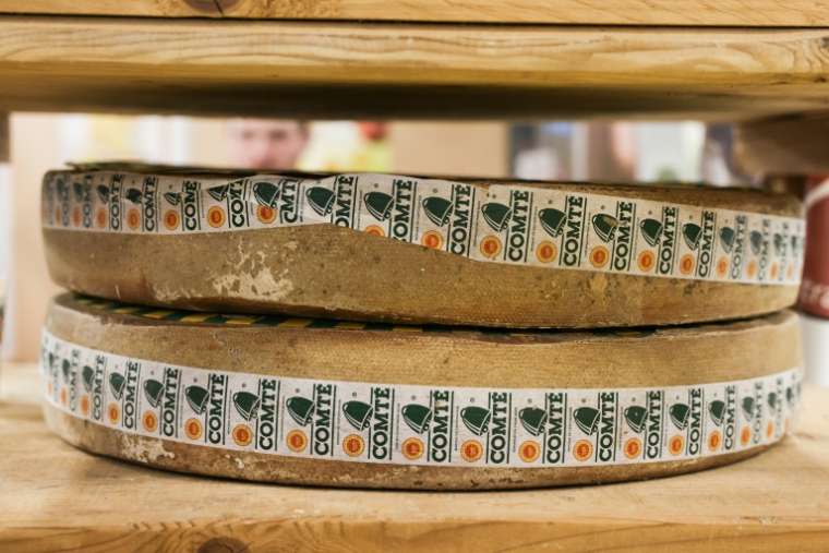 Deux meules de comté, au Salon de l'Agriculture à Paris, le 24 février 2025 ( AFP / Thibaud MORITZ )