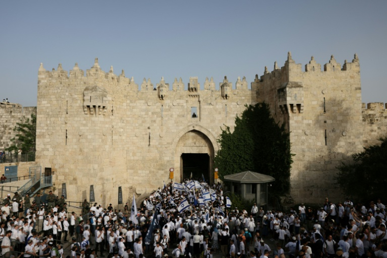 Des militants d'extrême droite devant la porte de Damas de la vieille ville fortifiée de Jérusalem, le 26 mai 2025 à l'occasion des célébrations annuelles marquant l'occupation par Israël de la partie orientale de la ville sainte ( AFP / AHMAD GHARABLI )