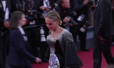 Cannes: Sharon Stone éblouit le tapis rouge