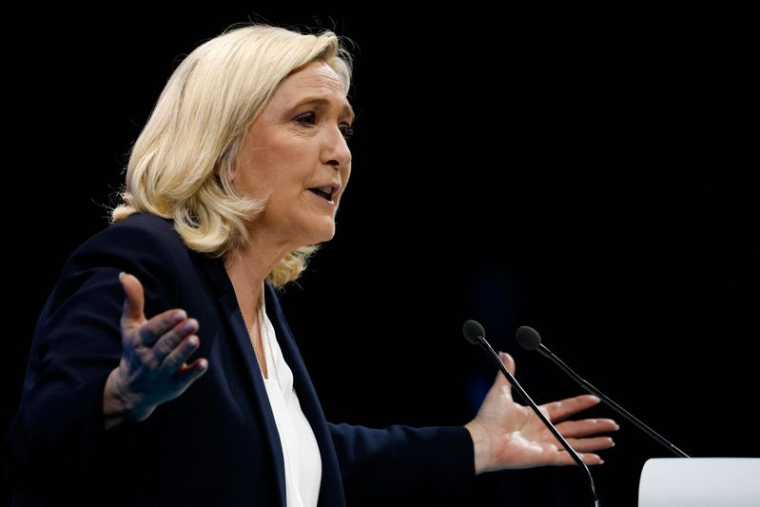FRANCE 2022: LE PEN VEUT INTERDIRE LE PORT DU VOILE DANS L'ESPACE PUBLIC