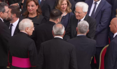 Zelensky salue JD Vance avant la messe d'investiture du pape Léon XIV