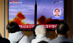 Des gens à Séoul suivent un reportage télévisé au sujet d'un tir de missile balistique nord-coréen
