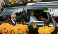 Des étudiants applaudissent l'arrivée du pape Léon XIV (dans la voiture), venu rencontrer étudiants et professeurs de l'Université catholique d'Afrique centrale à Yaoundé, au Cameroun, le 17 avril 2026 ( AFP / Alberto PIZZOLI )
