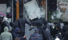 La devanture d'un magasin Picard brisée par des casseurs le 17 octobre 2026 à Paris ( AFP / GEOFFROY VAN DER HASSELT )