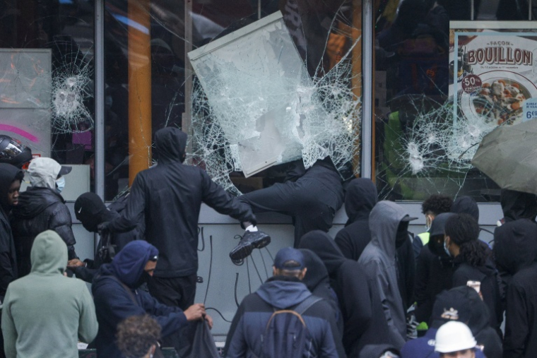 La devanture d'un magasin Picard brisée par des casseurs le 17 octobre 2026 à Paris ( AFP / GEOFFROY VAN DER HASSELT )
