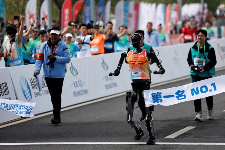 Tiangong Ultra, un robot humanoïde, franchit la ligne d'arrivée en s'assurant la première place lors du semi-marathon E-Town Humanoid Robot, à Pékin, en Chine