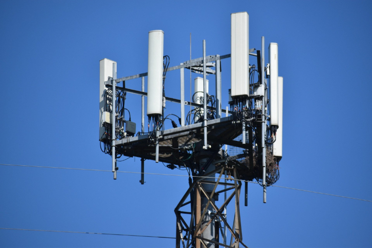 Six antennes doivent être installées sur le toit d'un immeuble à Nantes (illustration). (ArtisticOperations / Pixabay)