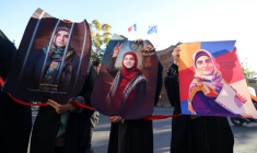 Des portraits de l'Iranienne Mahdieh Esfandiari, arrêtée en France en février 2025, lors d'un rassemblement réclamant sa libération, devant l'ambassade de France à Téhéran, le 21 octobre 2025 ( AFP / ATTA KENARE )