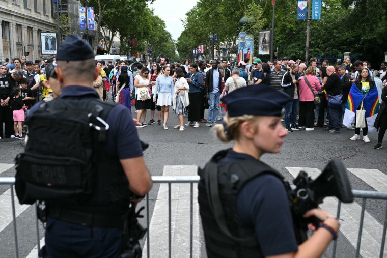 Des policiers, aux abords de la Seine, le 26 juillet 2024, à Paris ( AFP / NATALIA KOLESNIKOVA )