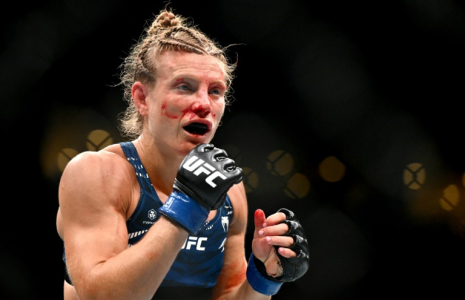 La Française Manon Fiorot durant son combat pour la ceinture UFC des poids mouches contre la Kirghize Valentina Shevchenko lors de l'UFC 315, à Montréal, le 10 mai 2025 ( GETTY IMAGES NORTH AMERICA / Minas Panagiotakis )