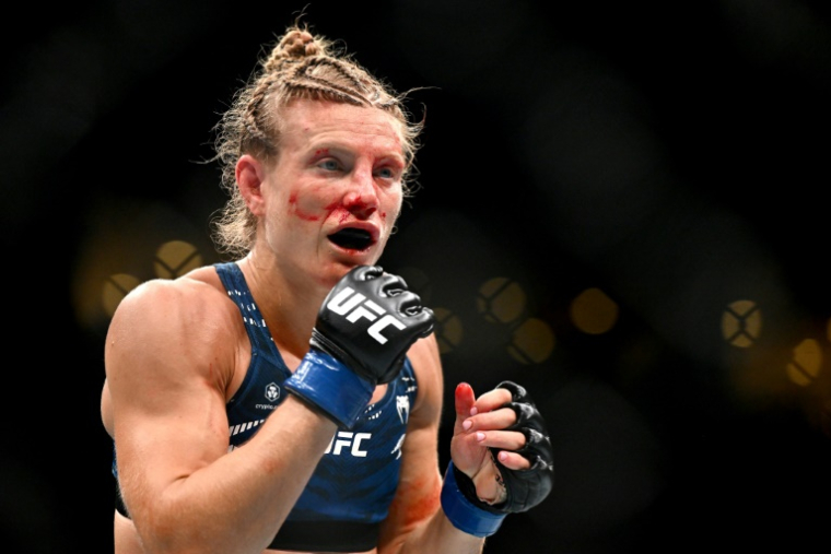 La Française Manon Fiorot durant son combat pour la ceinture UFC des poids mouches contre la Kirghize Valentina Shevchenko lors de l'UFC 315, à Montréal, le 10 mai 2025 ( GETTY IMAGES NORTH AMERICA / Minas Panagiotakis )