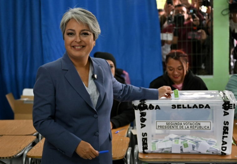 La candidate de gauche à la présidentielle du Chili, Jeannette Jara, dépose son bulletin de vote lors du second tour de l'élection présidentielle à Santiago, le 14 décembre 2025 ( AFP / RODRIGO ARANGUA )