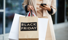 (Crédits photo : Adobe Stock - Shopping pour le Black Friday sur Smartphone)