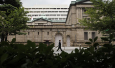 Un homme passe devant le siège de la Banque du Japon à Tokyo