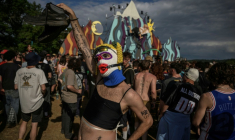 Des participants à une free party illégale à Montvalent, dans le Lot, le 9 mai 2025 ( AFP / Ed JONES )