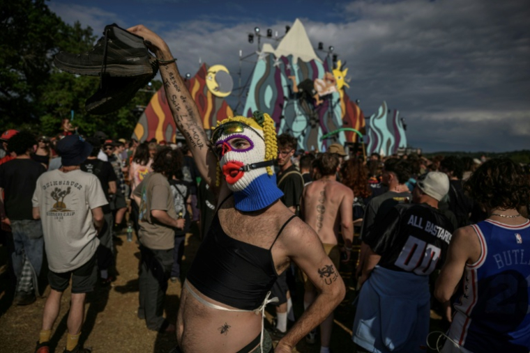 Des participants à une free party illégale à Montvalent, dans le Lot, le 9 mai 2025 ( AFP / Ed JONES )