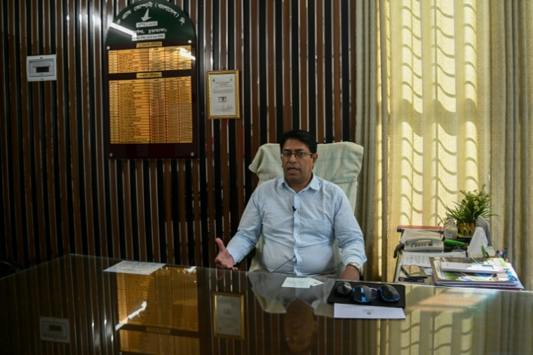 Rabbik Hasan, directeur général de la distillerie Carew and Co., lors d'une interview à Darsana, le 22 octobre 2025 dans le sud-ouest du Bangladesh ( AFP / Rehman ASAD )