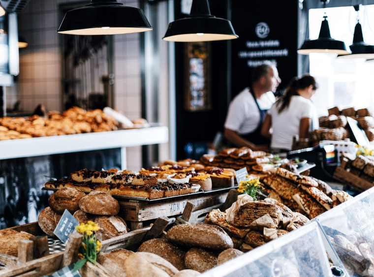 Dans la liste des boutiques les plus fréquentées, on trouve d'abord les boulangeries-pâtisseries, où 22 % des sondés se rendent tous les jours. (Pexels / Pixabay)