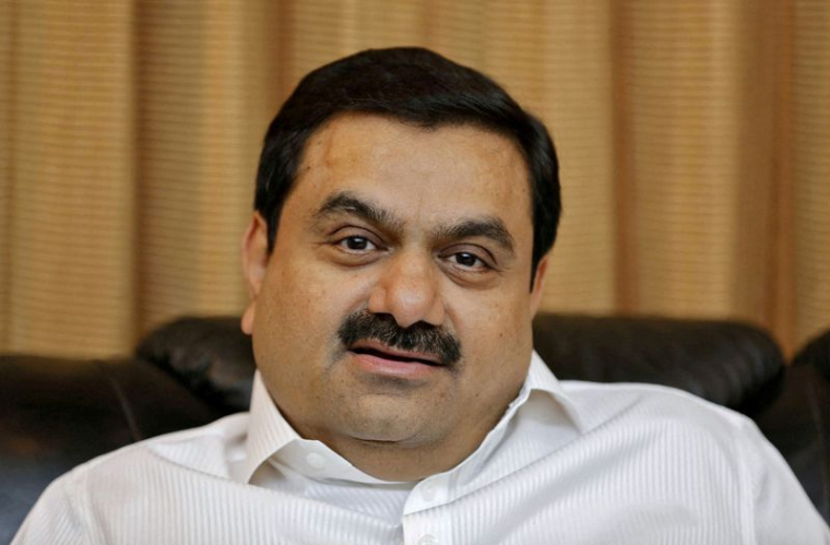 Le milliardaire indien Adani s'exprime lors d'une interview avec Reuters à son bureau d'Ahmedabad.