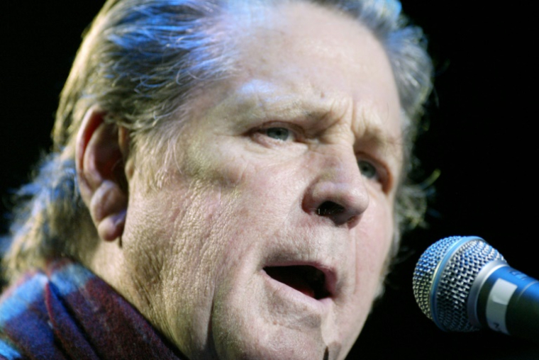 Brian Wilson, cofondateur des Beach Boys, se produit sur la scène de l'Olympia, à Paris, le 14 mars 2004 ( AFP / PIERRE ANDRIEU )