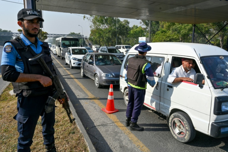 Des policiers contrôlent des automobilistes au lendemain d'un attentat-suicide à Islamabad, le 12 novembre 2025 au Pakistan ( AFP / Farooq NAEEM )